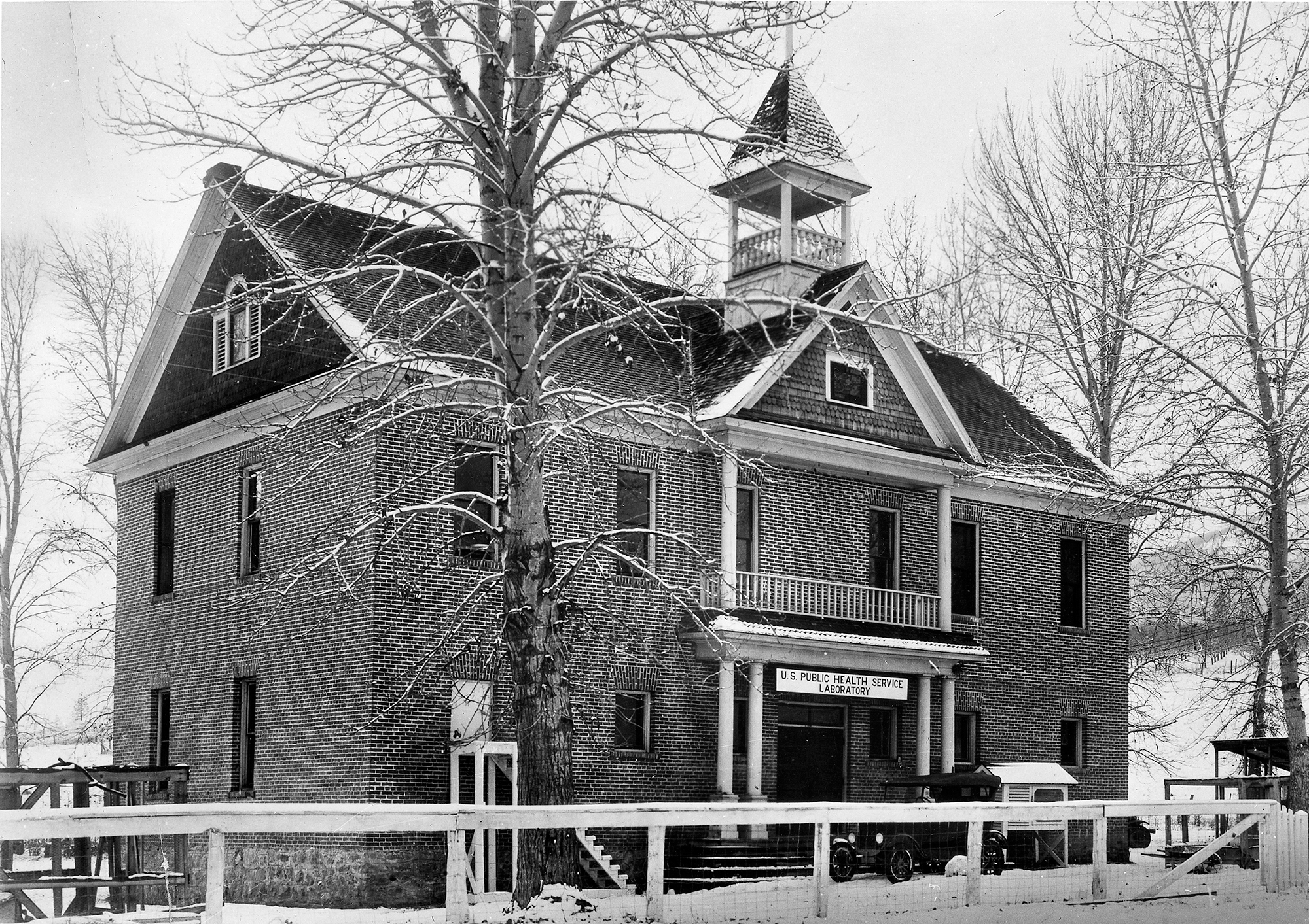 The "schoolhouse lab" where Spencer and Parker produced the first effective vaccine against spotted fever. Extensively renovated over the years, this building has served as a museum and is currently the Hamilton Playhouse on Ricketts Road.