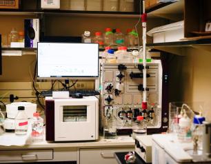 Work station in a research laboratory